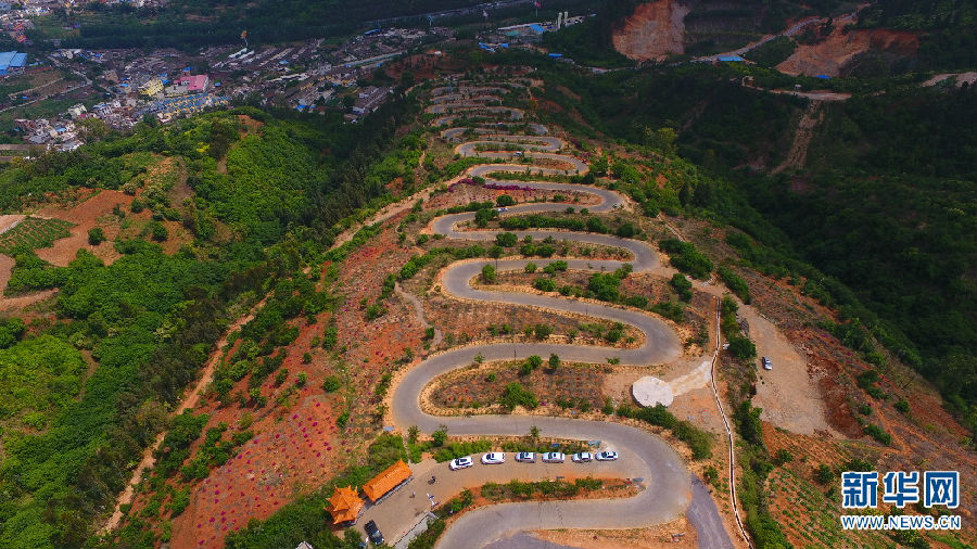 航拍昆明宜良六十八道拐 俯瞰云南盘山公路险与美